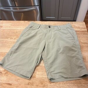 Under Armour Mens Moisture Wicking Golf Hiking Shorts Size 32 9” Inseam Beige E3